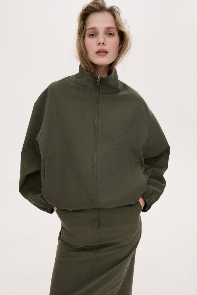 МІНІМАЛІСТИЧНА КУРТКА-БОМБЕР З ВИСОКИМ  КОМІРОМ-СТІЙКОЮ 1263 зображення